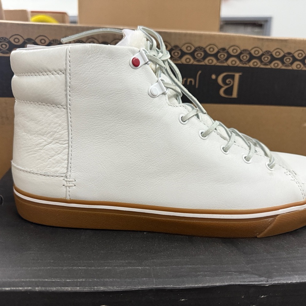 UGG Hoyt Leather White High-Top Sneakers with Gum Sole. New/Grade B
